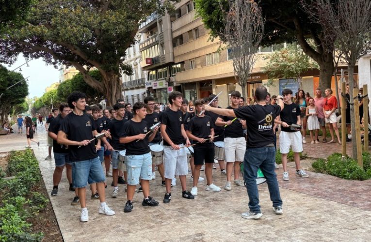 Los almerienses acuden a la llamada de la percusión de Ocaldrum y lo acompañan durante la batucada por el Paseo