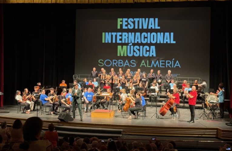 El Himno de la Ciudad de Almería emociona en su reestreno sinfónico, durante el concierto de la orquesta del FIMSAL