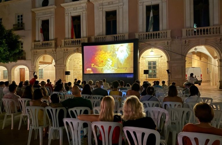 ‘Doble Comedy’ llena la Plaza de la Constitución con la combinación de cine de verano y humor almeriense