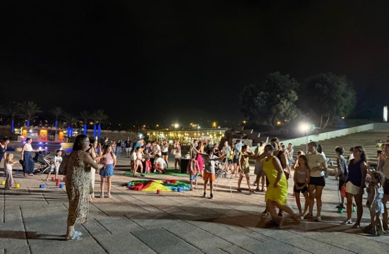 Almerienses y turistas se reúnen para jugar en familia en las ‘Noches de Verano en El Toyo’