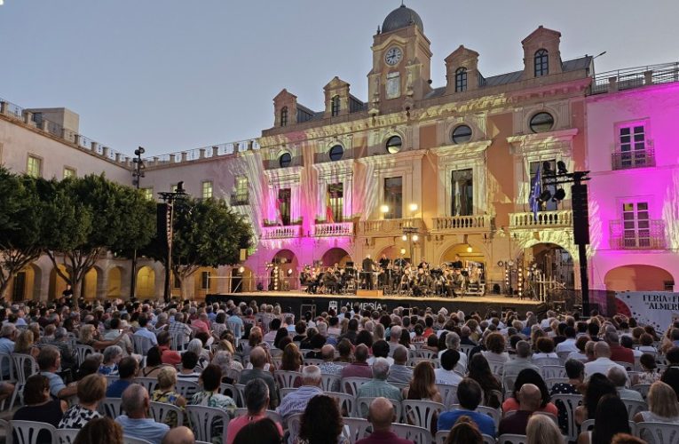 La Banda Municipal de Almería cosecha un rotundo éxito en una noche de pasión por la tradición coplera y taurina