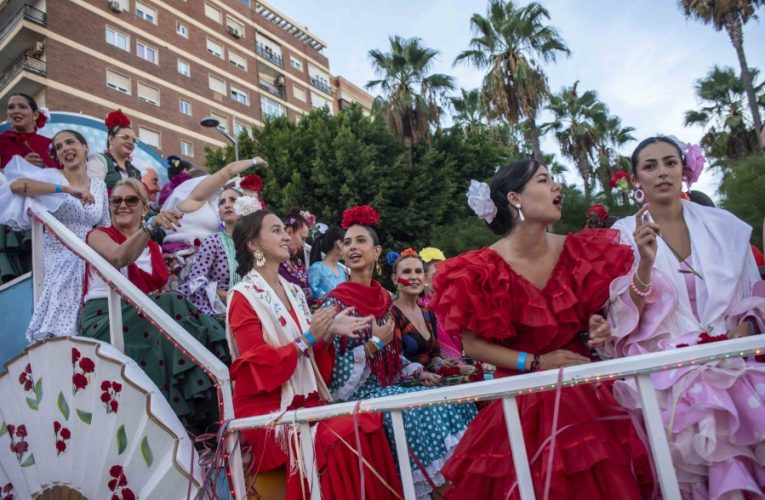 Almería lanza al aire 30.000 claveles para celebrar una Batalla de Flores llena de color, tradición e ilusión el centro de la ciudad