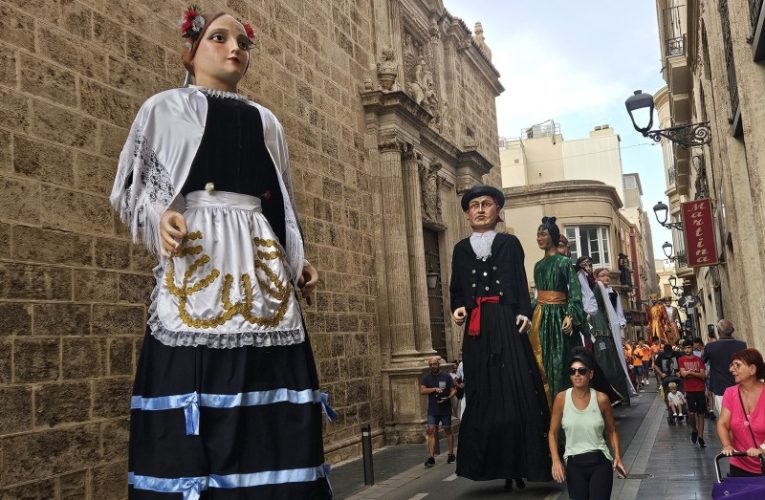 La diana y charanga de Gigantes y Cabezudos alegra la mañana en distintos barrios durante la Feria de Almería