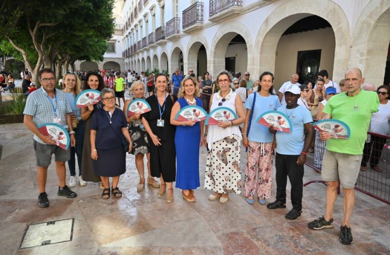 El Ayuntamiento reparte 35.000 abanicos solidarios de Feria, la mayor cifra de la historia