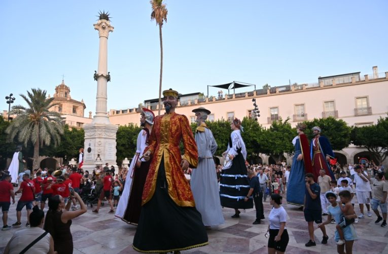 El Ayuntamiento pone en valor la tradición de los Gigantes, con exposición, libro y renovación del vestuario de las 12 figuras