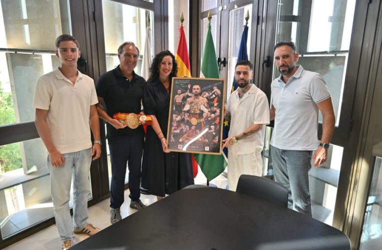 La alcaldesa recibe a ‘El Gallo’, campeón de España de Boxeo, que ha vuelto a situar a Almería en lo más alto, tras 52 años de sequía