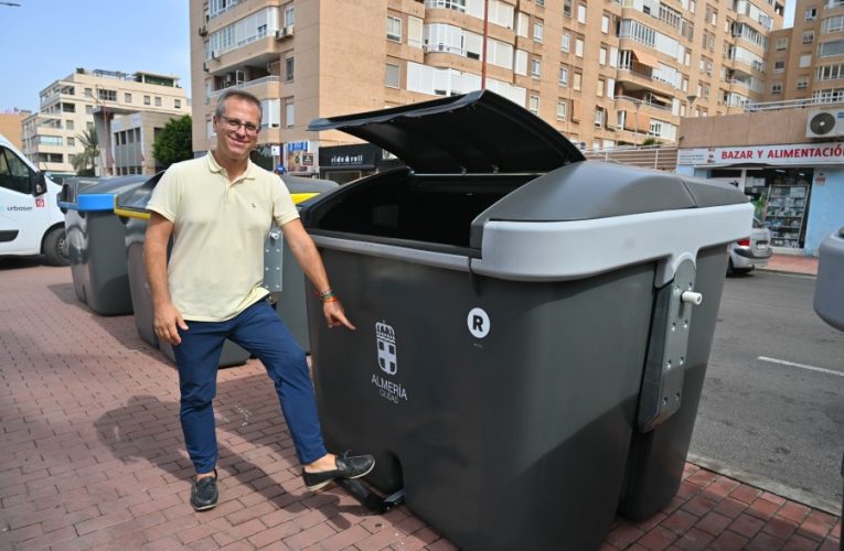 El Ayuntamiento inicia el despliegue de los nuevos contenedores de residuos que elevarán hasta cerca de 4.000 las unidades instaladas en la ciudad