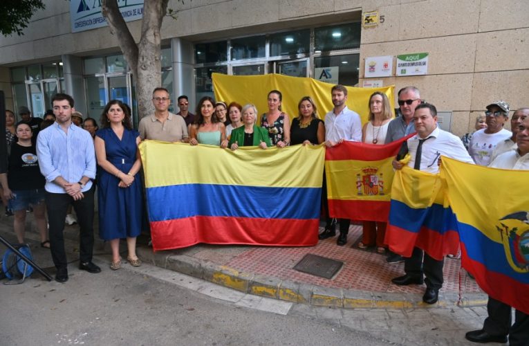 Las instituciones almerienses acompañan a la comunidad colombiana en el minuto de silencio por las víctimas del terremoto