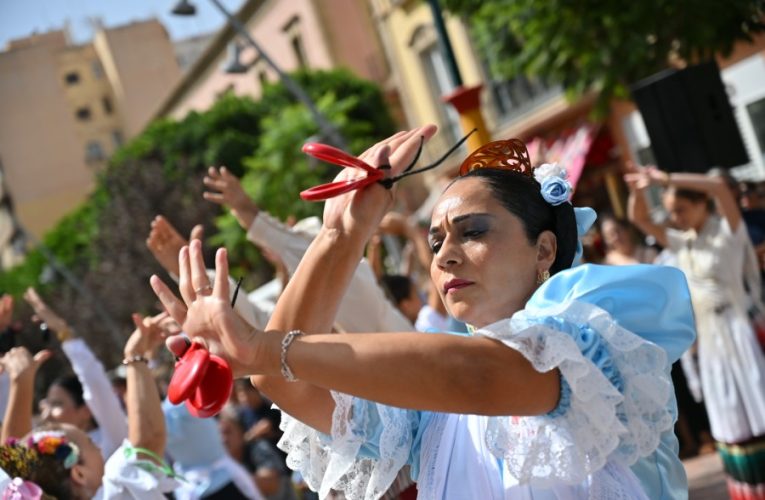 El Fandanguillo de Almería toma la Puerta de Purchena realzando la música e indumentaria tradicional en plena Feria