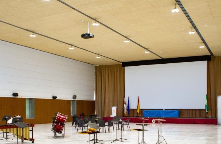 El Ayuntamiento ahorra 64.000 euros anuales en la factura de la luz del Palacio de Congresos y del Pabellón de Deportes de El Toyo