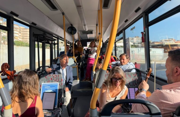 La Semana Europea de la Movilidad arranca subiendo la música al bus con destino al Bajo Andarax