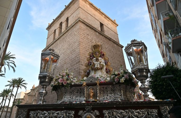 La alcaldesa acompaña a la Hermandad del Rocío de Almería en su salida extraordinaria por el 25 aniversario de su imagen