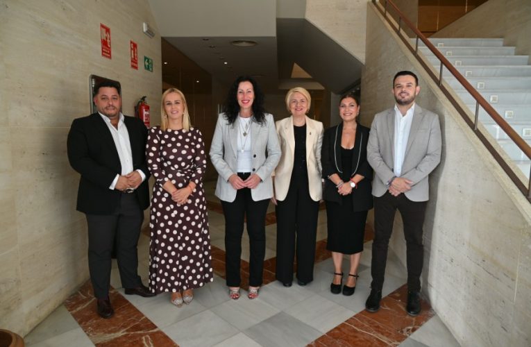 La alcaldesa valora que “el apoyo firme y constante” a las Hermandades y Cofradías “es una apuesta decidida por el futuro de Almería”
