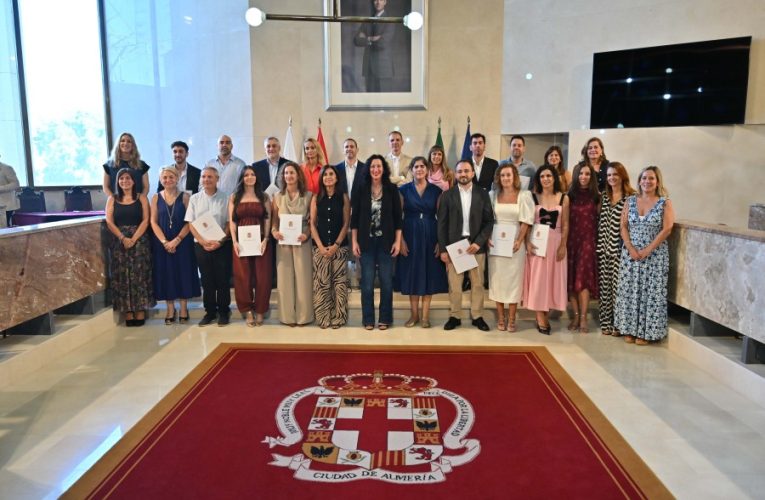 La alcaldesa preside la toma de posesión de 16 funcionarios por turno libre y por promoción interna