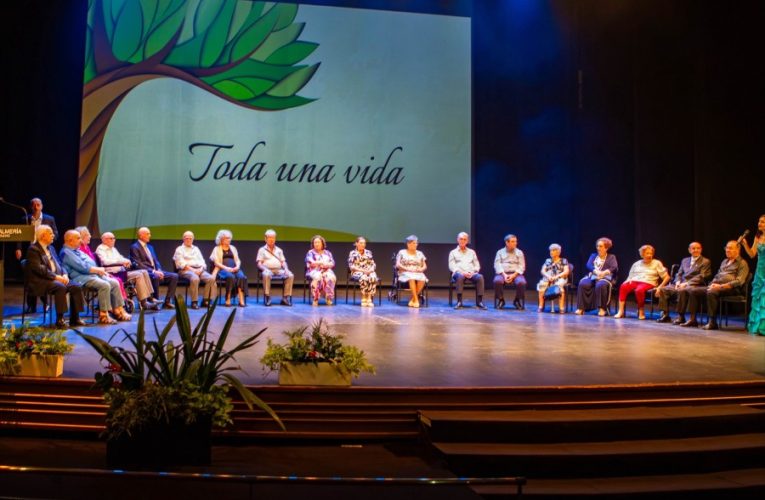 Almería homenajea a los ‘superhéroes de todos los días’ en la XV Gala del Día Internacional de las Personas Mayores