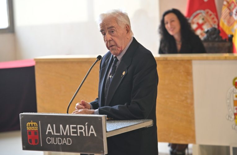 La alcaldesa impone el Escudo de Oro a Juan Esteban Navajas, fundador del Club Baloncesto Almería e historia viva del deporte almeriense