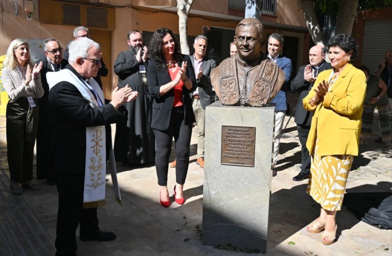 Almería rinde homenaje a Benedicto XVI con un busto que perpetúa su legado intelectual y pastoral